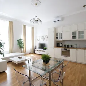 Premium By Hi5 - B25 Budapest